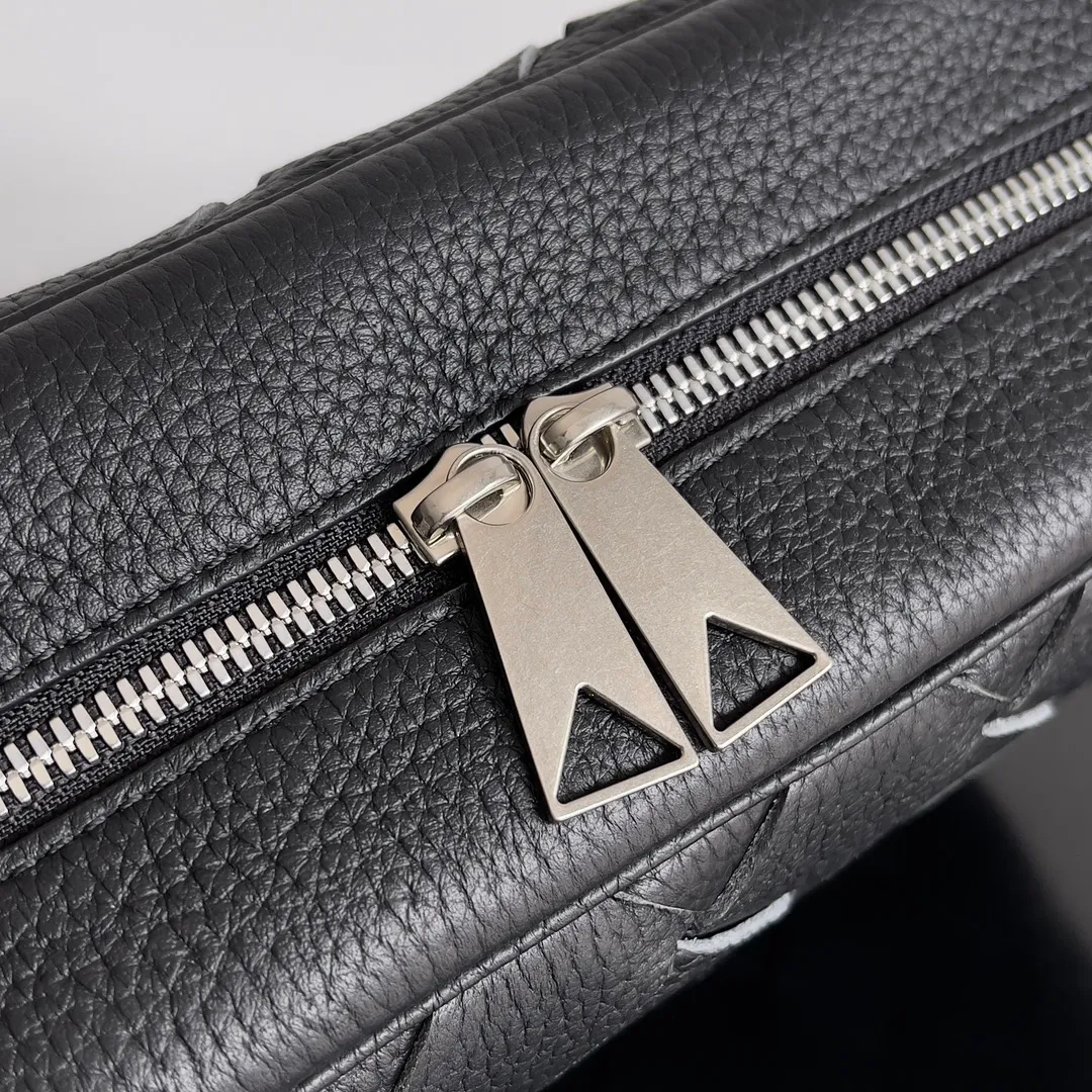 Those who have touched Batch 1820 cowhide with lychee pattern must understand that it is soft and high-grade. BOTTEGA VENETA's 2024 new men's INTRECCIATO woven camera bag uses lychee pattern and classic weaving to enhance the texture of the entire bag. It is durable and the matte material is very suitable for autumn and winter wear. In terms of capacity, this bag is not inferior to other bags. It has compartments inside, making it easy to store important things. Style number: 755925 Size: 29*19.5*7.5cm